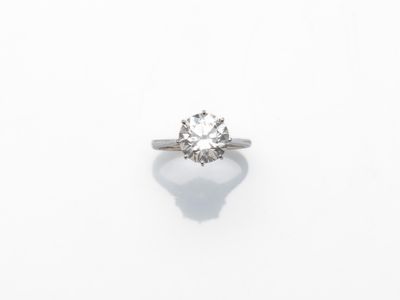 une bague à une pierre en diamant,