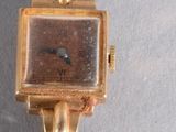 une montre attachée à une chaîne à l'aide d'une clé