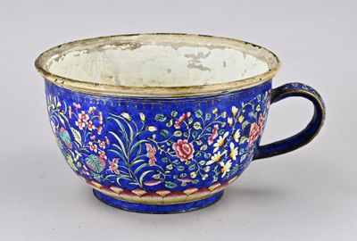 une image d'une tasse bleue ornée d'un motif floral