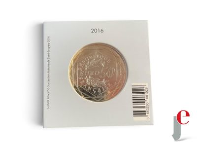 une image d'un gros plan d'une pièce de monnaie sur une surface blanche