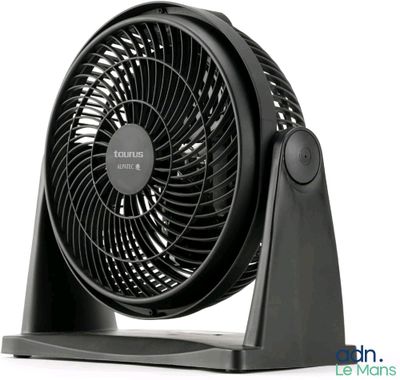 un ventilateur noir posé sur une table, devant un fond blanc