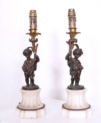 Paire de lampes en bronze patiné et doré à décor de putti po…