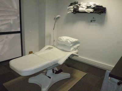 Table de soin simili cuir blanc piètement PVC, réhausse manu…