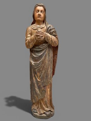 l'image d'une statue représentant une femme tenant un bébé dans ses bras