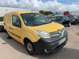 une camionnette jaune garée sur un parking à côté d'autres voitures