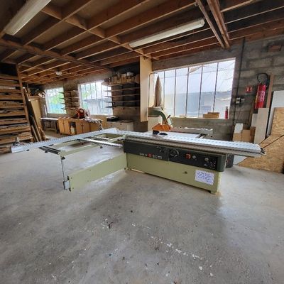 une scie circulaire à table au milieu d'une grande pièce