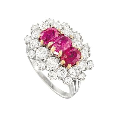 une bague en saphir rose et diamant