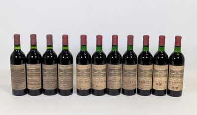 six bouteilles de vin rouge alignées
