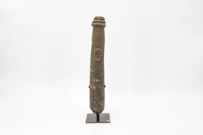 Pilon cylindrique décoré sur ses faces latérales de deux crâ…