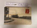 une photo d'un train sur les rails, avec une carte postale accrochée dessus