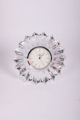 une horloge posée sur une table