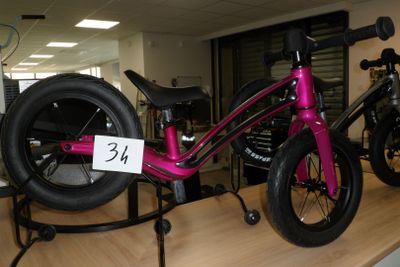 un vélo rose exposé dans un magasin