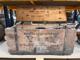 une caisse en bois sur laquelle est posée une étiquette, posée sur une palette