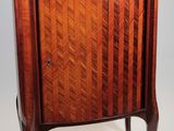 une image représentant une petite armoire en bois surmontée d'un miroir