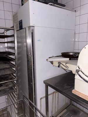 une photo d'une cuisine avec une cuisinière et un four grille-pain