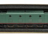 une locomotive verte dans une boîte, sur fond blanc