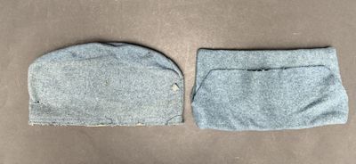 Deux vêtements sont posés sur une table
