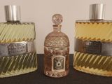 trois flacons de parfum posés les uns à côté des autres sur une table