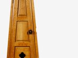 une horloge de parquet posée sur un banc