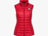 un gilet rouge pour femme avec un logo sur le devant