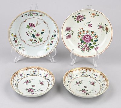 trois assiettes en porcelaine et deux bols ornés de motifs floraux