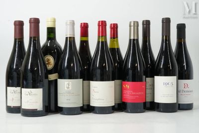 des bouteilles de vin sont alignées sur une table
