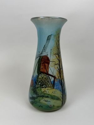 un vase en verre orné d'une peinture représentant un moulin à vent