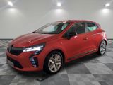 une voiture rouge garée dans un garage au sol en damier