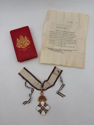 un gros plan sur un document et une médaille posés sur une table
