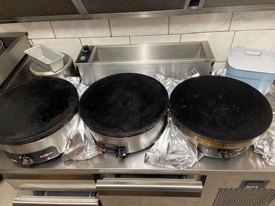 trois casseroles posées sur une cuisinière dans une cuisine