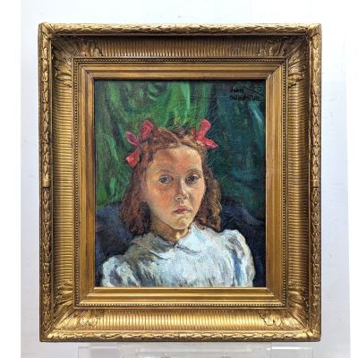 un tableau représentant une petite fille avec un nœud rouge, dans un cadre doré