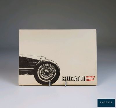 une image représentant une photo en noir et blanc d'une voiture sur laquelle figure le mot « Bugatti »