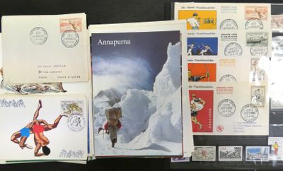 de nombreux types de cartes postales exposés sur une table