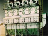 une grosse machine qui est posée dans l'herbe