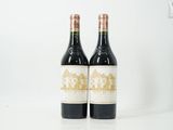 deux bouteilles de vin posées sur une table l'une à côté de l'autre