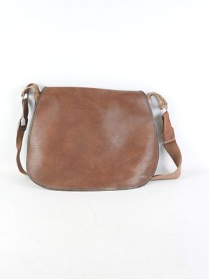 un petit sac en cuir marron muni d'une bandoulière et d'un fermoir métallique