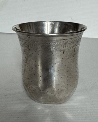 une coupe en argent posée sur une table