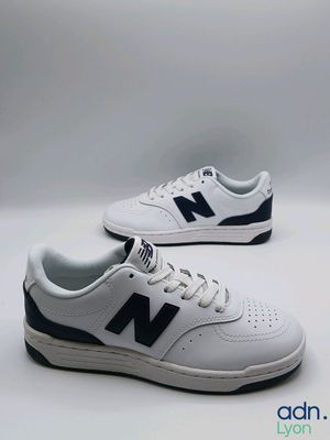 une paire de chaussures New Balance sur fond blanc