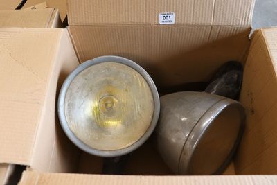 une boîte avec une lumière à l'intérieur et une boîte avec une lampe à l'intérieur