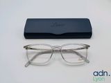 les lunettes sont posées sur la table, à côté de leur étui