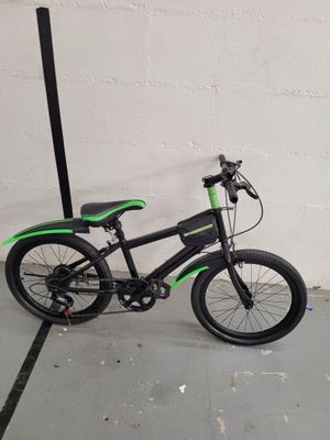 un vélo posé par terre à côté d'un poteau