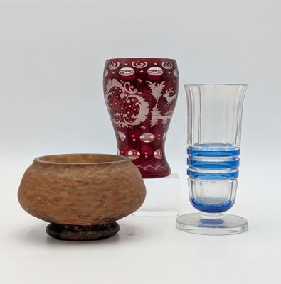 trois vases posés l'un à côté de l'autre sur une table