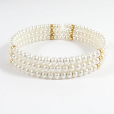 gros plan d'un bracelet avec des perles sur fond blanc
