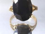 une image représentant une bague sertie d'une grosse pierre noire