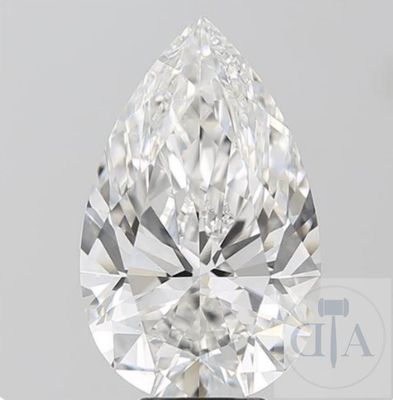 un gros plan d'un diamant taille poire sur une surface noire