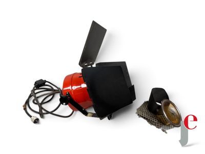 un extincteur rouge posé par terre à côté d'un casque audio