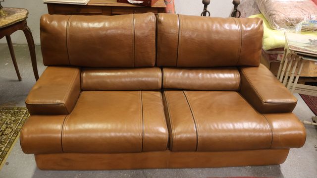 Canapé en cuir deux places. Taches sur une assise