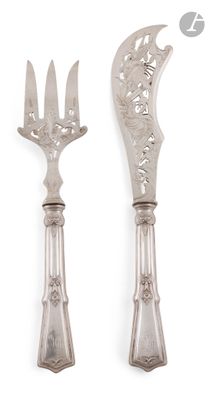 deux fourchettes et un couteau sur une surface blanche