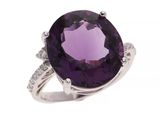 une bague en améthorate et diamants