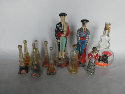 de nombreuses bouteilles en verre et figurines posées sur une table